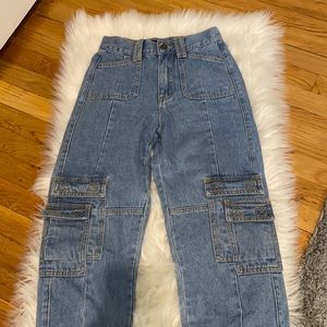 Cute, medium wash jeans with a cargo look